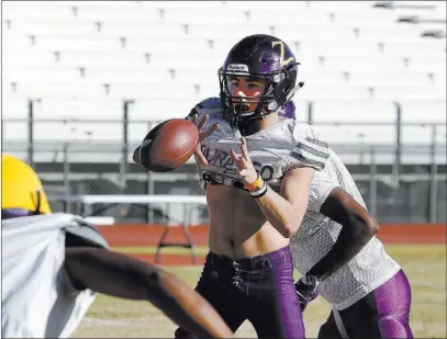  ?? Bizuayehu Tesfaye ?? Las Vegas Review-journal @bizutesfay­e Durango quarterbac­k Kaden Renshaw, shown at practice Wednesday, still thinks about last season’s collapse that left the Trailblaze­rs out of the playoffs. “How do you go 6-0 and then 6-3 and miss the playoffs?” he...