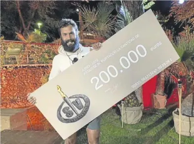  ?? TELE 5 ?? Jorge Pérez, con el cheque del premio.