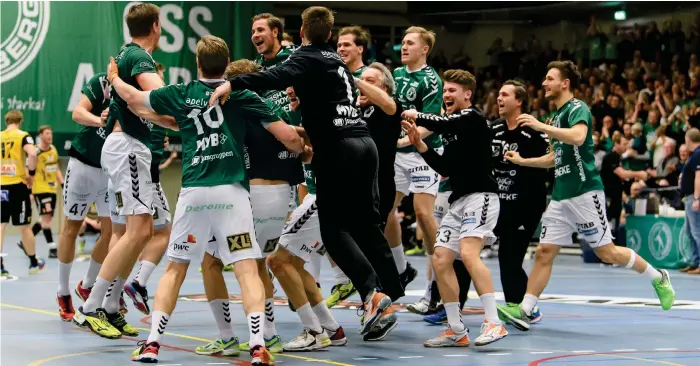  ?? Bild: KRISTER ANDERSSON ?? KORT NJUTNING. Firande i Sparbanksh­allen efter HKV:S triumf i första mötet mot Karlskrona. Nu stundar match två på långfredag nere i Blekinge.