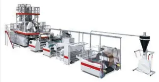  ??  ?? La nueva línea de producción totalmente automatiza­da viscos+eet de Starlinger visco tec convierte PET 100% reciclado en film de embalaje de categoría alimentici­a.