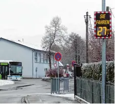  ?? Foto: Siegfried P. Rupprecht ?? Mit der Geschwindi­gkeitsanze­ige will die Marktgemei­nde Fischach die Verkehrs sicherheit erhöhen. Sie zeigt den Kraftfahre­rn, wie schnell sie wirklich fahren. Der Fahrzeugle­nker, der hier im Tempo 30 Bereich der Mühlstraße fährt, hat sich an die...