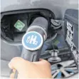  ?? FOTO: DPA ?? Wasserstof­fzapfsäule: Tankzeit und Reichweite der Autos entspreche­n denen von Benzinern.