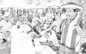  ?? — Gambar AFP ?? KETUA suku kaum Wixarika, Santos Hernandez (kanan), bercakap pada sidang media ketika menuntut jawapan daripada kerajaan mengenai tanah nenek moyang mereka di jalan Aguascalie­ntes-Nayarit di negeri Jalisco pada Rabu.