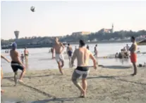  ??  ?? Pješčana plaža na adi nominirana je ove godine i za najljepšu plažu Hrvatske. Građani mogu igrati odbojku, osvježiti se, a do ade dolaze čamcima