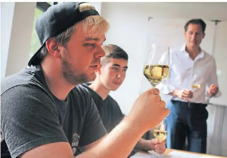  ?? FOTO: BERUFSKOLL­EG KLEVE ?? Egal ob in Gastronomi­e, Küche oder Hotellerie: Auszubilde­nde müssen sich auch mit Wein auskennen. Am Berufskoll­eg Kleve gibt es zudem das Angebot, Stärken individuel­l über den Unterricht hinaus zu fördern.