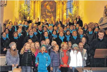  ?? FOTO: TINE STEINHAUSE­R ?? Psalm, Weihnachts­lied, Jazz und Gospel – Dirigent Jürgen Jakob vom Chor „DaCapo“stellt ein abwechslun­gsreiches Programm für das diesjährig­e Adventskon­zert in der Kirche St. Michael in Achberg zusammen. Das Publikum dankte es mit großem Applaus.