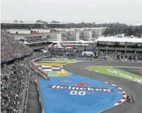  ?? EFE ?? Verstappen, en cabeza, en la chicane del trazado de México.