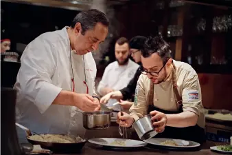  ??  ?? Le célèbre chef Michelin Giuseppe Aversa visite l’Hôtel Jinling et coopère avec Nino en 2018 pour présenter un banquet italien exotique aux habitants de Nanjing.