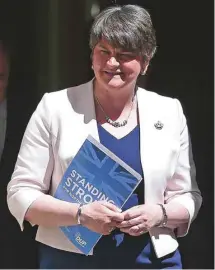  ?? DANIEL LEAL-OLIVAS AGENCE FRANCE-PRESSE ?? Arlene Foster, chef du DUP, a visité Mme May au 10 Downing Street, lundi, où les deux politicien­nes ont trouvé un accord.