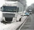  ?? Foto: Erich Echter ?? Dieser Sattelzug, dessen Fahrer in Richtung Ingolstadt unterwegs war, rutschte vor der Abfahrt Kühbach-Süd in den Straßengra­ben.