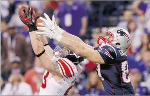  ?? Mike Segar, REUTERS ?? New York Giants middle linebacker Chase Blackburn intercepts a pass intended for New England Patriots tight end Rob Gronkowski during the third quarter of the Super Bowl in Indianapol­is on Sunday.