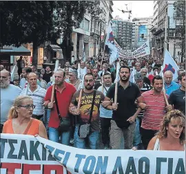  ??  ?? Manifestan­tes protestan en Atenas contra el rescate el pasado día 13