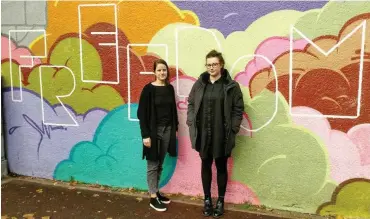  ?? Fotos (2): Sebastian Weiermann ?? Elena Grell und Sara Klych von »Kunst vor Ort« vor einem Trafohaus, das Kinder bemalt haben.