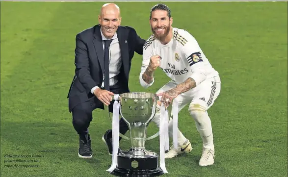  ??  ?? Zidane y Sergio Ramos posan felices con la copa de campeones.