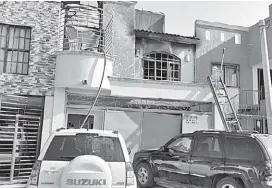  ?? ESPECIAL ?? Sujetos armados prendieron fuego al segundo nivel de una vivienda