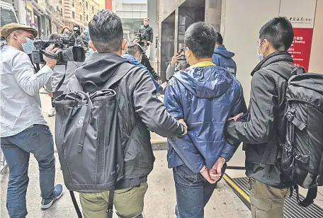  ??  ?? La policía llevando detenido a uno de los más de 50 activistas pro democracia de Hong Kong.