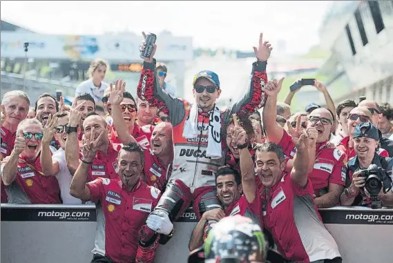  ?? FOTO: EFE ?? La parte del box de Jorge Lorenzo celebra la tercera victoria del mallorquín con Ducati. Desde finales de mayo saben que sus caminos se separarán tras el último Gran Premio en Cheste