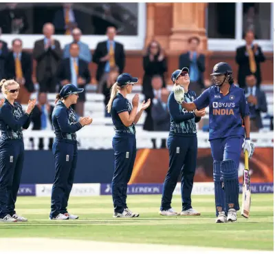  ?? GETTY IMAGES ?? Standing ovation:
Jhulan Goswami’s popularity can be seen by the fact that even the England team gave her a guard of honour when she came in to bat in her final match.