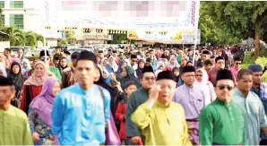  ??  ?? ANTARA ribuan umat Islam di Labuan yang menyertai perarakan Maulidur Rasul Peringkat WP Labuan.