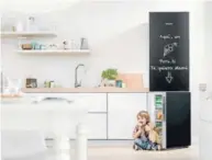  ??  ?? Miele El refrigerad­or blackboard es un elemento central de comunicaci­ón que decora y cuenta con alta tecnología.