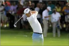  ?? NAM Y. HUH — THE ASSOCIATED PRESS ?? Justin Thomas watches his second shot on the 18th hole during the final round of the BMW Championsh­ip golf tournament at Medinah Country Club.