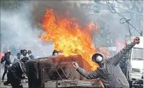  ?? MARTIN ACOSTA / REUTERS ?? Buenos Aires. Un joven lanza piedras durante el enfrentami­ento.