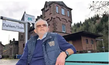  ?? FOTO: HARALD TITTEL/DPA ?? Hans-Otto Hoffmann hat kein Auto. Deshalb sitzt er in Speicher (Eifelkreis Bitburg-Prüm) auf einer Mitfahrerb­ank und wartet, dass ein Autofahrer ihn mitnimmt. In kleinen Orten kommt dieser Service gut an.