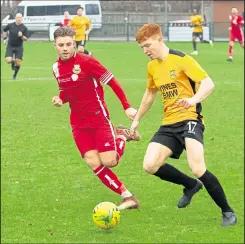  ?? Picture: Les Biggs ?? Aaron Millbank battles against Tadley Bromage of Three Bridges