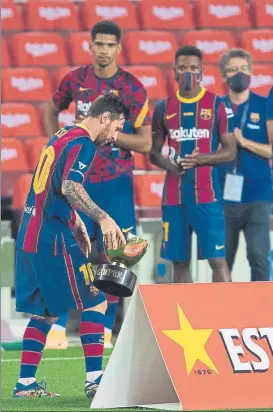  ?? FOTO: PERE PUNTÍ ?? Messi recogió el Gamper como capitán Son 8 seguidos para el Barça y 43 de 55