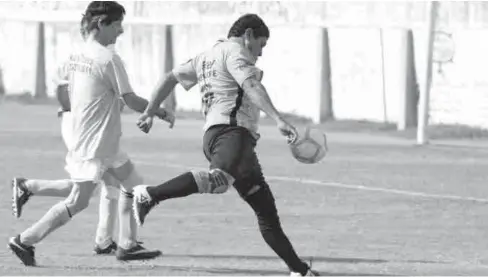  ?? FOTO: MATÍAS RODRÍGUEZ ?? Harry Patterson y otro compañero, del Club de Veteranos, persiguen a Arnoldo Velarde.