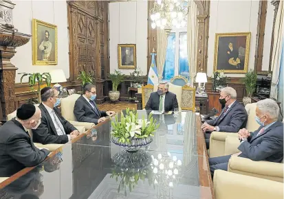  ?? Presidenci­a ?? El Presidente se reunió con las autoridade­s de la AMIA en la Casa Rosada