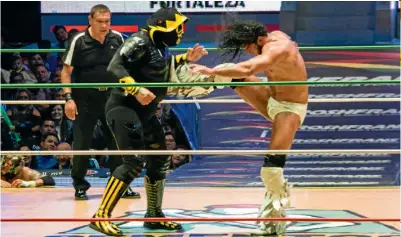  ??  ?? DESCARGA SU PODER. El luchador Rush (der.) da una patada en el pecho de L.A. Park en el ring de la Arena México.