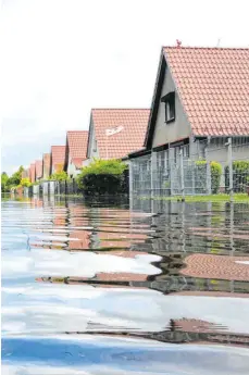  ?? FOTO: GEORG-STEFAN RUSSEW/DPA ?? Stark- und Dauerregen, der Straßen und Häuser flutet, ist in Deutschlan­d keine Seltenheit mehr.