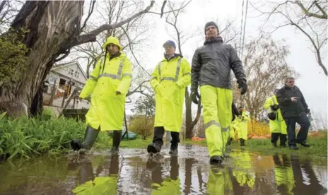  ?? CARLOS OSORIO PHOTOS/TORONTO STAR ?? Mayor John Tory, second from left, with Toronto Island park supervisor Warren Hoselton, left, and waterfront park manager James Dann on Ward’s Island.