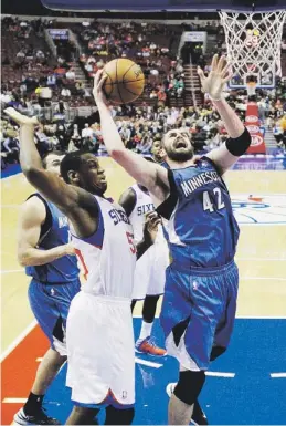  ??  ?? KEVIN LOVE, de los Timberwolv­es de Minnesota, intenta un canasto ante la presión defensiva de Lavoy Allen, de los 76ers de Filadelfia.