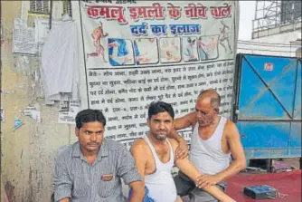  ?? OLIVER FREDRICK/ HT PHOTOS ?? ▪ (Above) Habib Ahmad Qureshi, 70, has been fixing bones, twisted ankles and injuries of a similar nature for the past 40 years. (Right) A quack attending to a patient under Purania flyover on Sitapur road in Lucknow.