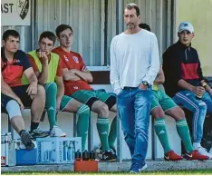  ?? Foto: Ernst Mayer ?? Wird er neuer Trainer beim Fußball Kreisligis­ten SpVgg Wiesenbach? Michael Groß war an der Seitenlini­e auffällig aktiv – obwohl offiziell Thomas Gornig und Christoph Schiller das Team betreuten.