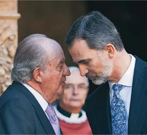  ??  ?? Juan Carlos, de 82, y Felipe
VI, de 51, siempre tuvieron grandes diferencia­s que, dicen, se acrecentar­on con fuertes discusione­s a partir de la llegada a la Casa Real de la ex periodista Letizia Ortiz.