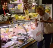  ??  ?? Martine achète du parmesan au marché de Vintimille.