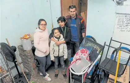  ?? FOTOS: ALFREDO MARTÍNEZ ?? Antes. Hilda Amarilla y parte de su familia, en la casa que ocupaban en la Villa 20.