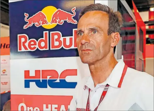  ?? ?? Alberto Puig, jefe del Repsol Honda, dentro del garaje del equipo japonés durante un gran premio de MotoGP.