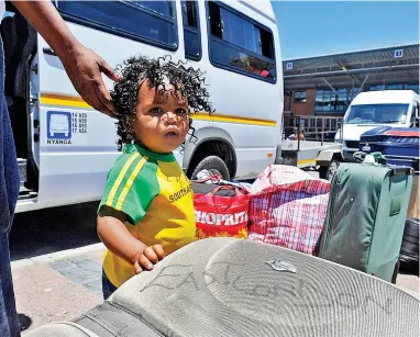  ?? PICTURE: AFRICAN NEWS AGENCY ARCHIVE (ANA) ?? NEW START: Passengers wait for a taxi with their luggage at the Philippi Interchang­e after arriving from the Eastern Cape. Over the years, many have migrated south in a bid to better their lives.