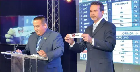  ?? R. MONTERO ?? Carlos Ramírez, director técnico de la LDF, y el exjugador Dinardo Rodríguez durante el sorteo para confeccion­ar el calendario.