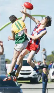  ??  ?? Garfield’s Sean Lyall wins the tap over Phillip Island’s Kane Patterson.