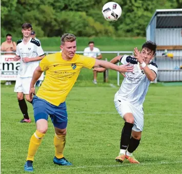  ?? Foto: Szilvia Izsó ?? Der SV Holzkirche­n darf sich im Titelduell mit Wertingen eigentlich keinen Fehltritt erlauben, dennoch trotzten die Altisheime­r (mit Julian Schmidbaur, rechts) dem SVH ein 1:1 Remis ab.