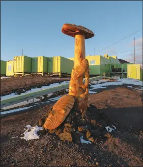  ?? ENANTI MEDIA VIA THE NEW YORK TIMES ?? This post, carved by Fayne Robinson at the Scott Base, a New Zealand research station in Antarctica, is called Te Kaiwhakate­re o te Raki, which translates to “navigator of the heavens.”