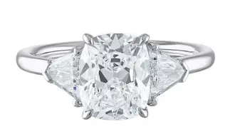  ??  ?? Kendra Pariseault diamond ring