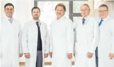  ?? FOTO: SANA-KLINIKEN ?? Dr. Thomas Schmidt, Privatdoze­nt Dr. Dominic Varga, Dr. Steffen Fritz, Dr. Jörg Bernhardt und Privatdoze­nt Dr. Andreas Schwarz (von links) etablieren das neue MIC-Zentrum am Biberacher Klinikum.