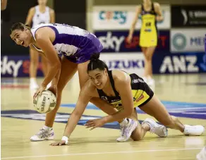  ?? PHOTO: MICHAEL BRADLEY PHOTOGRAPH­Y ?? Close call . . . Northern Stars wing attack Gina Crampton (left) secures the ball as Central Pulse wing defence Fa’amu Ioane dives for it during the Stars’ 5352 win in the eliminatio­n final yesterday.