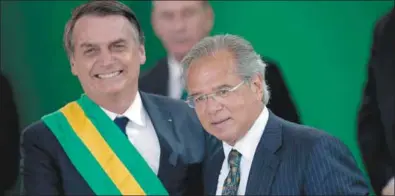  ??  ?? Bolsonaro y Guedes quieren aprovechar el empujón del inicio del gobierno